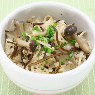 きのこと塩昆布の炊き込みごはん