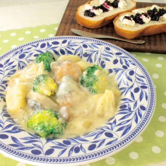 鮭のクリーム煮とクリームチーズ＆ブルーベリージャムのせパン