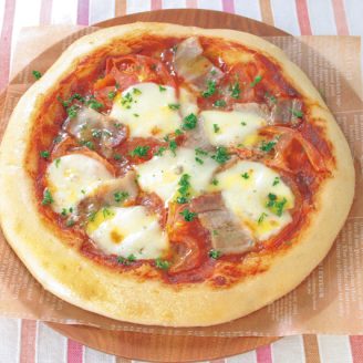 モッツアレラチーズとベーコンのトマトソースピザ
