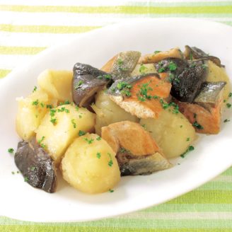 鮭とじゃがいもの煮物