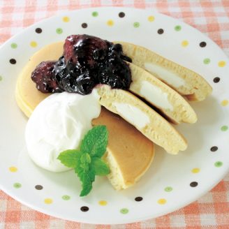 クリームチーズ入パンケーキ2種のベリーソース