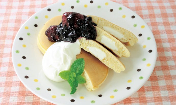 クリームチーズ入パンケーキ2種のベリーソース