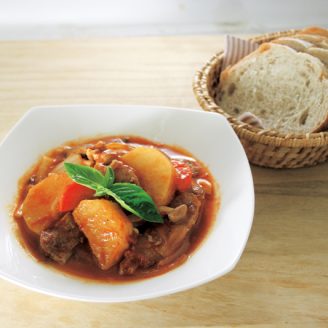 厚切り豚肉と長いものトマト煮込み