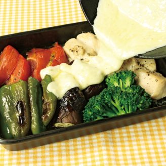 チキンと夏野菜のラクレット風