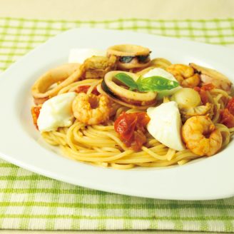 シーフードとモッツァレラのフレッシュトマトパスタ