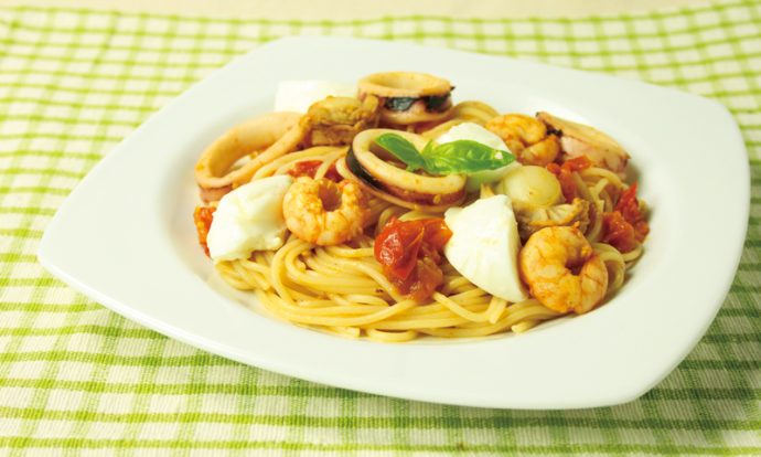 シーフードとモッツァレラのフレッシュトマトパスタ