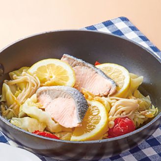 鮭とキャベツの塩レモン蒸し