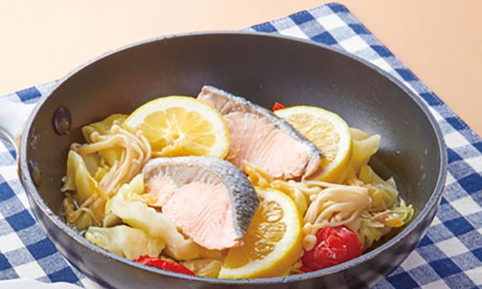 鮭とキャベツの塩レモン蒸し