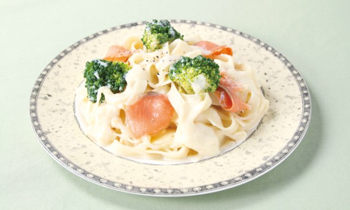 ブロッコリーとスモークサーモンのクリームパスタ