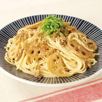 れんこんと鶏ミンチのパスタ