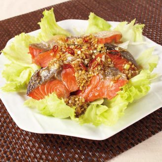 焼き鮭とレタスの香味だれ
