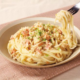 鮭フレークとトマトのクリームパスタ