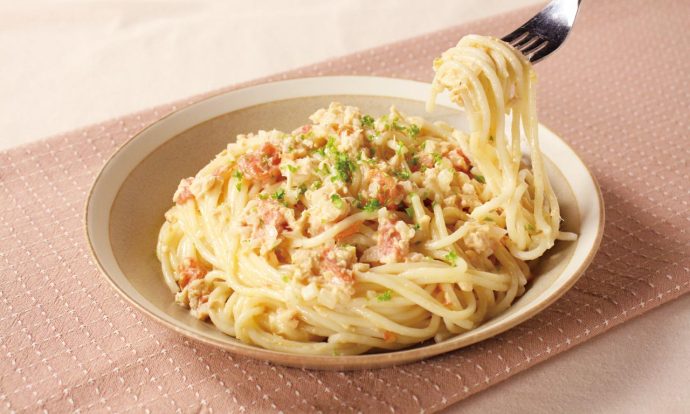 鮭フレークとトマトのクリームパスタ