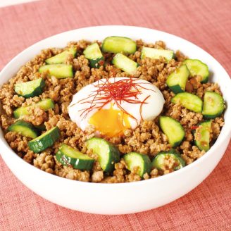豚ミンチときゅうりの温玉丼