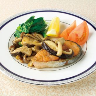 きのこソースのサーモンステーキ