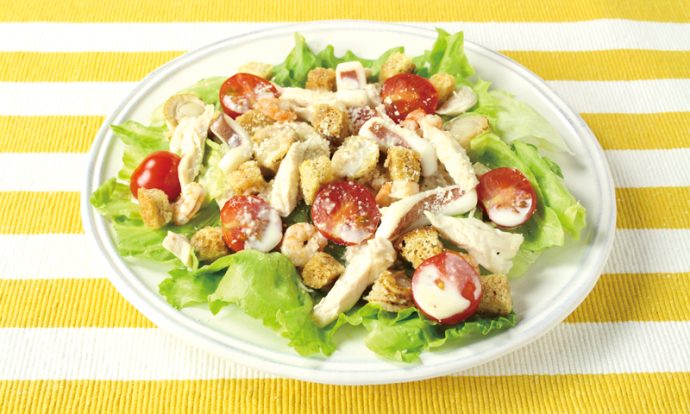 サラダチキンとシーフードのシーザーサラダ（手作りクルトン）