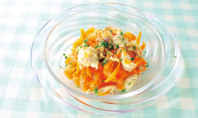 蒸し鶏とひらひらにんじんのマリネ