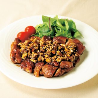 鶏肉の照り焼き クラッシュナッツのせ