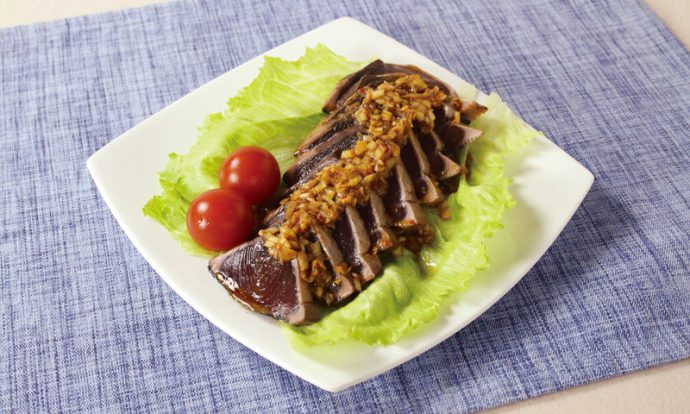 かつおのたたき 黒酢たれがけ