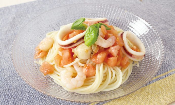 フレッシュトマトと魚介の冷製パスタ