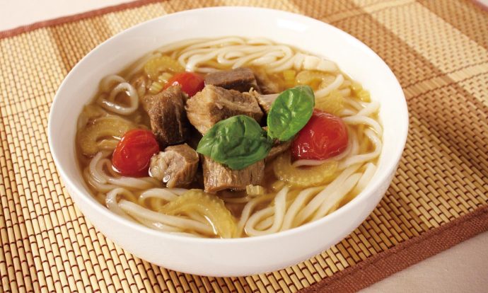 牛すじ肉とミニトマトのフォー