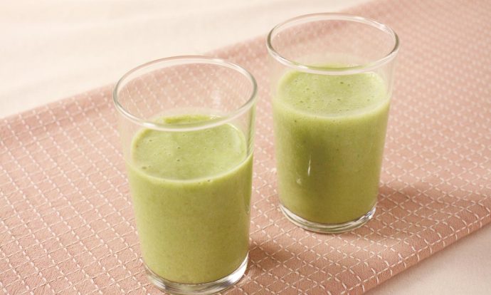 バナナと小松菜のヨーグルトスムージー