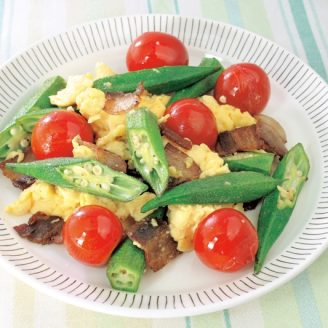 ベーコンとオクラ、トマトのソテー