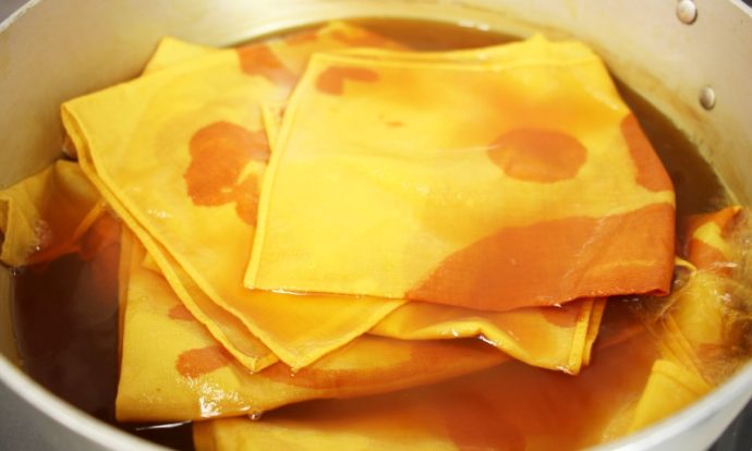 たまねぎの皮でのこり染