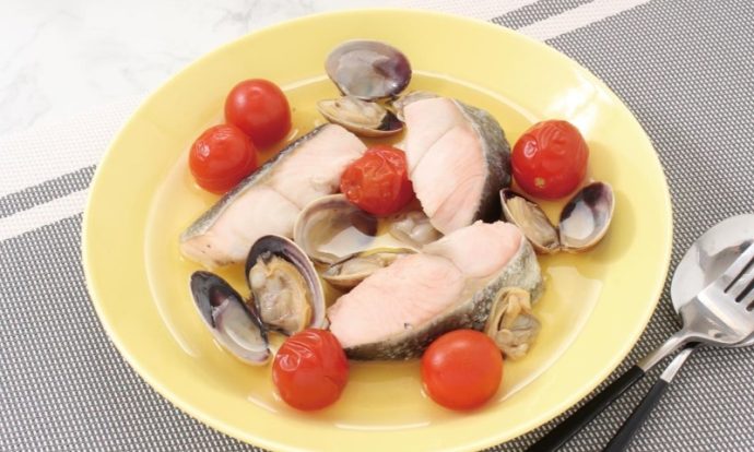 生鮭とミニトマトのアクアパッツア