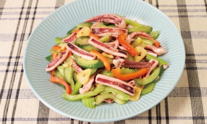 セロリといかの塩レモン炒め