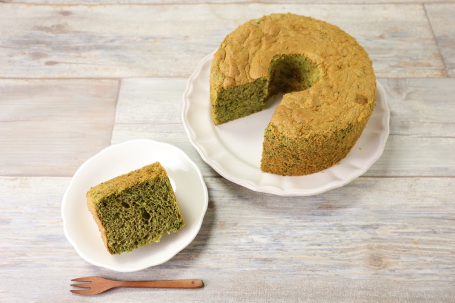 抹茶とほうれん草の米粉シフォンケーキ