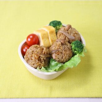 鶏肉とごぼうのおにぎり