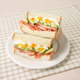 アボカドとトマトのたまごサンド
