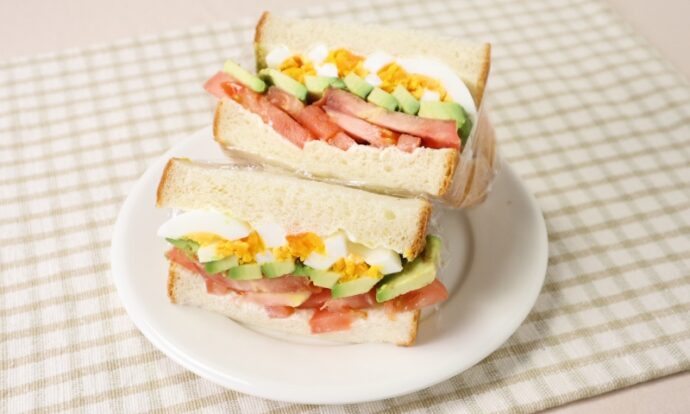 アボカドとトマトのたまごサンド