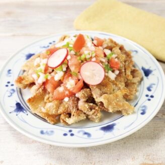 カリカリ豚肉の夏野菜サルサソース風