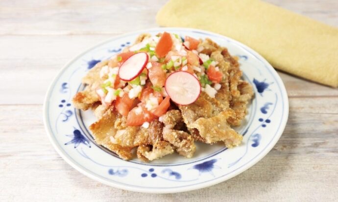 カリカリ豚肉の夏野菜サルサソース風