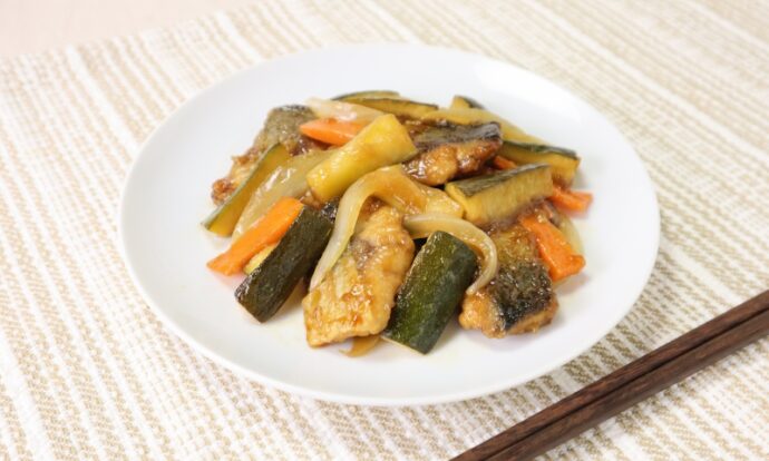 さばとズッキーニの黒酢炒め